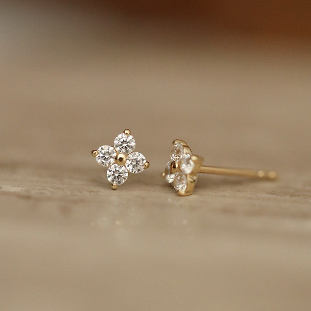 Fashionable, simple and elegant, high-end design sense, copper micro-inlaid, white zirconium 18K gold, lucky four-leaf clover mini ear studs
