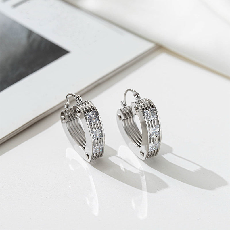 Heart-shaped smooth slightly inlaid zircon ear loops