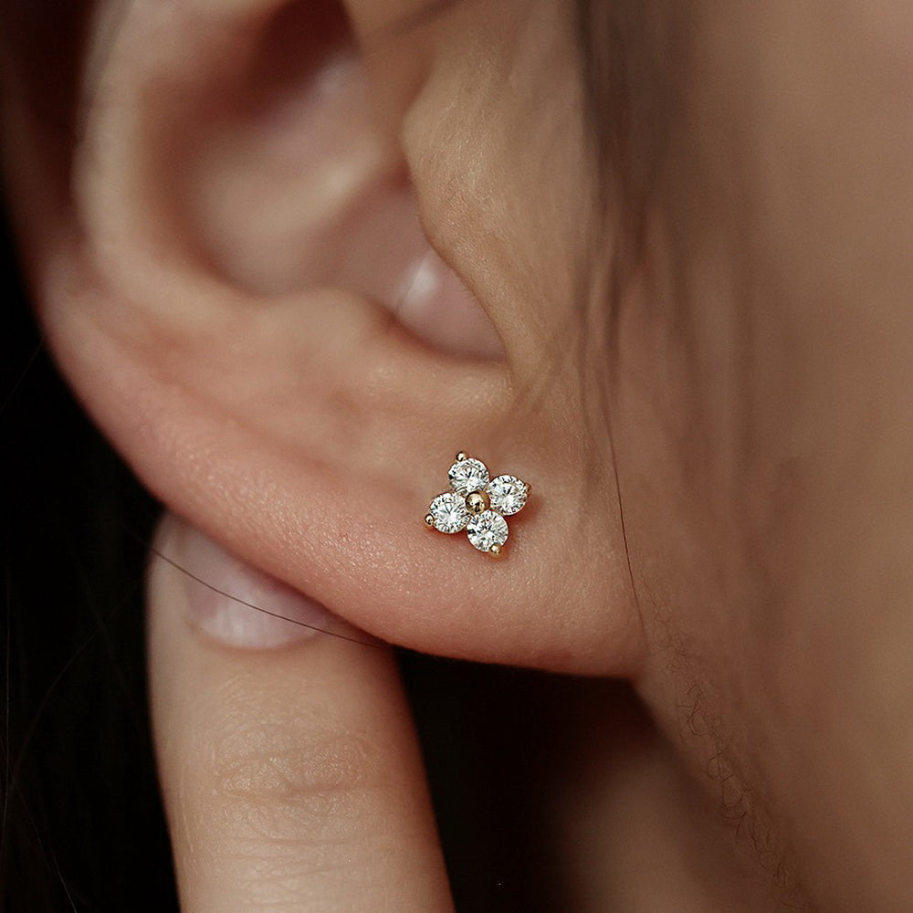 Fashionable, simple and elegant, high-end design sense, copper micro-inlaid, white zirconium 18K gold, lucky four-leaf clover mini ear studs