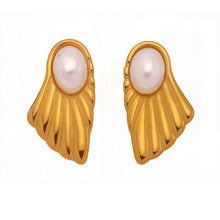 Load image into Gallery viewer, Golden stainless steel pearl earrings