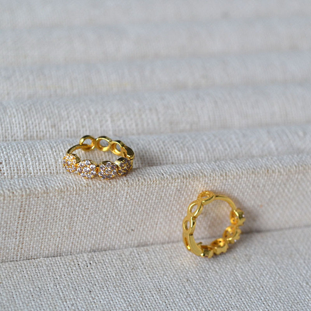 White zircon full-diamond hollowed-out round mini copper ear buckles