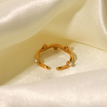 Load image into Gallery viewer, An 18K gold-plated stainless steel ring set with white pearls