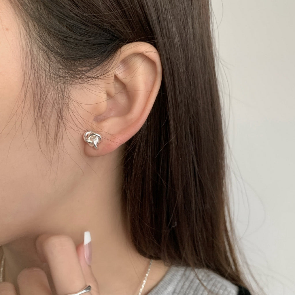 Tie a pair of S925 sterling silver knots around the twisted ear studs