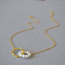 Load image into Gallery viewer, Double-ring interlocking freshwater pearl brass gold-plated necklace collarbone chain