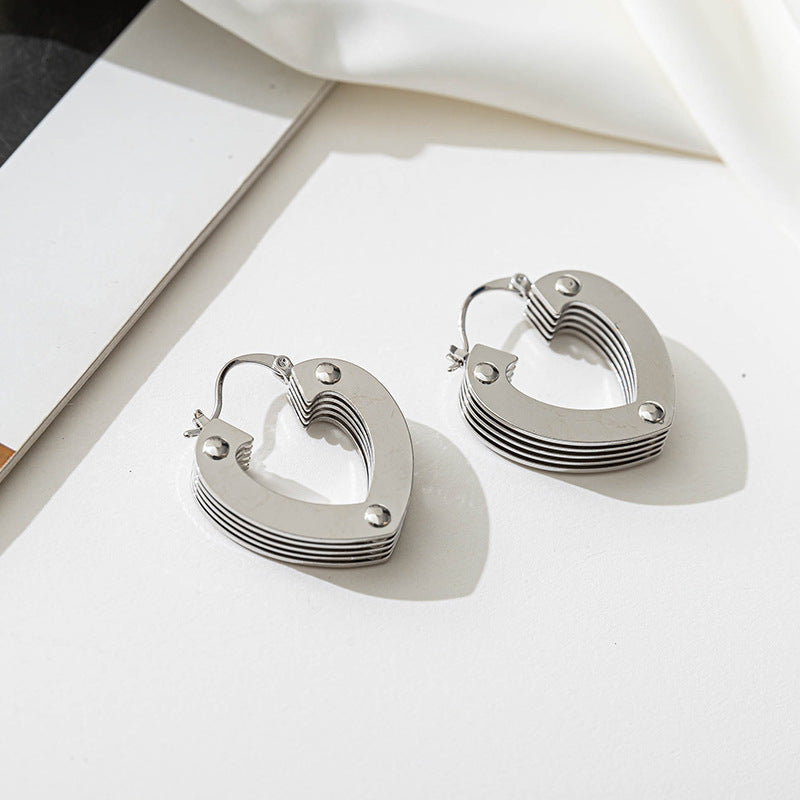 Heart-shaped smooth slightly inlaid zircon ear loops