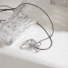 Load image into Gallery viewer, Stainless steel simple line flower hammer pattern pendant tied rope necklace