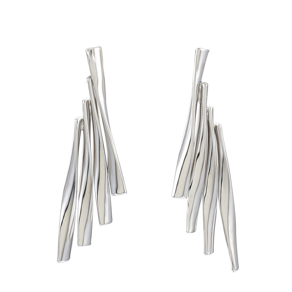 Feather-shaped earrings with lines