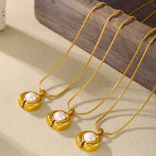 Load image into Gallery viewer, A C-shaped freshwater pearl pendant necklace made of stainless steel plated with 18K gold