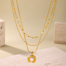 Load image into Gallery viewer, A C-shaped freshwater pearl pendant necklace made of stainless steel plated with 18K gold