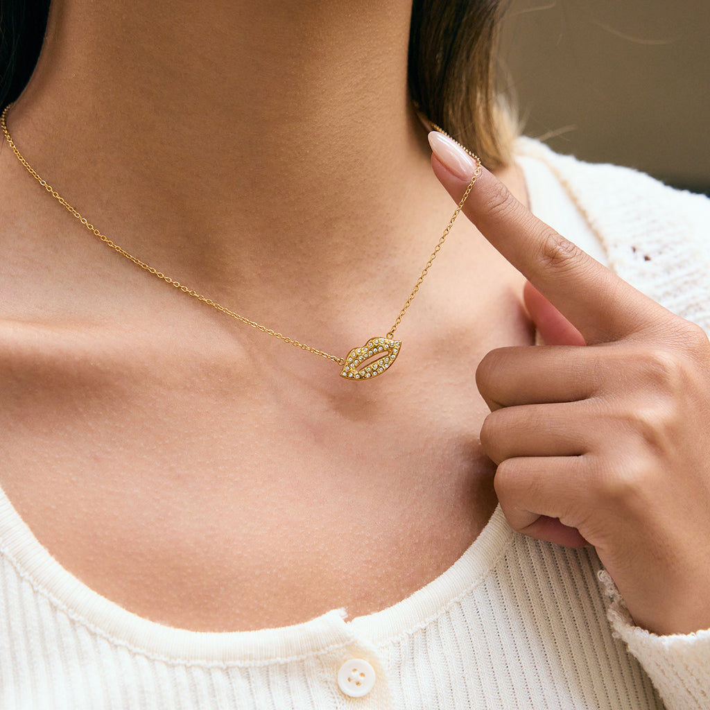Stainless steel electroplated 18K gold white diamond lip pendant necklace