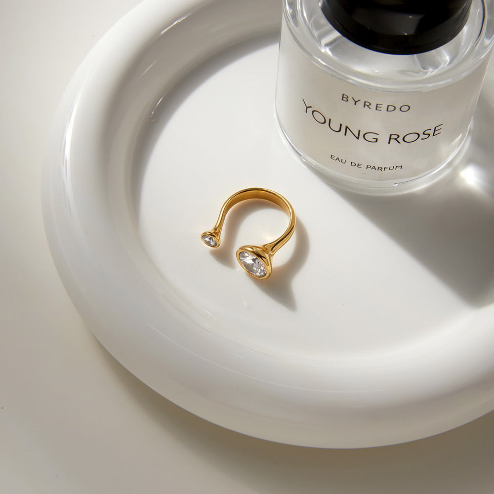 A golden stainless steel zircon ring