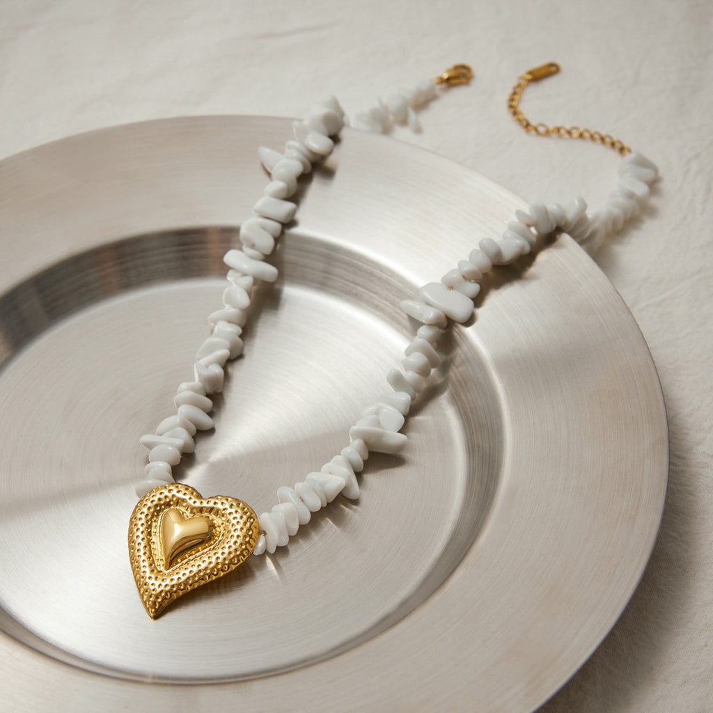 Stainless steel hammer-patterned heart-shaped white crushed stone necklace