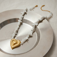 Load image into Gallery viewer, Stainless steel hammer-patterned heart-shaped white crushed stone necklace