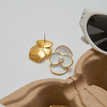 Load image into Gallery viewer, Stainless steel oil-dripping white flower pearl earrings