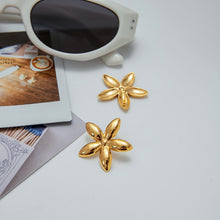 Load image into Gallery viewer, Stainless steel flower stud earrings