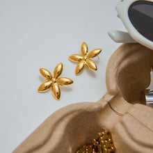 Load image into Gallery viewer, Stainless steel flower stud earrings